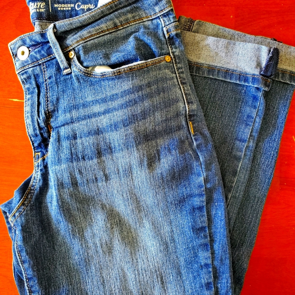 Levi capris size 8
